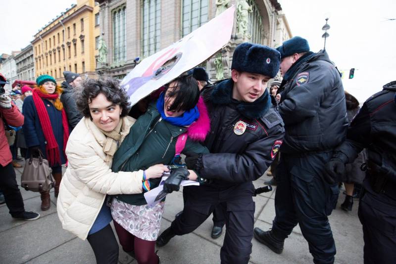 У центрі Петербурга затримали співаючих феміністок