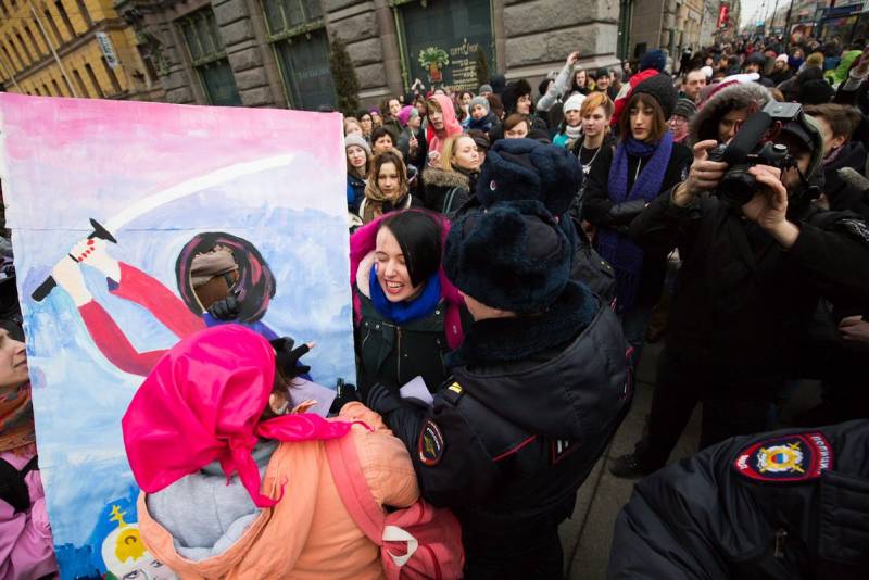 У центрі Петербурга затримано співаючих феміністок