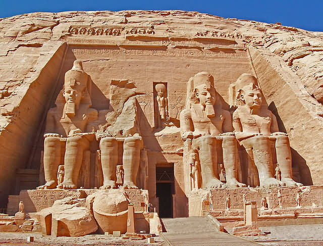 У Каїрі виявили 8-метрову статую Рамзеса Другого